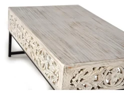 Base da mesa em madeira maciça e pés em metal antigo.*Giner y colomer Online