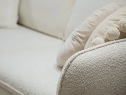 - Sofá "Vienna" 2 lugares em tecido bouclé cinza - 160x92x95cm*Cosmopolitan Design Outlet