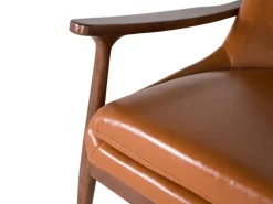Poltrona moderna em madeira e PU marrom com detalhes dourados.^Giner y colomer Outlet