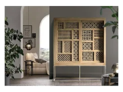Vitrine em madeira teca com pés de metal na cor natural. Vitrina