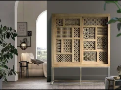 Vitrine em madeira teca com pés de metal na cor natural. Vitrina